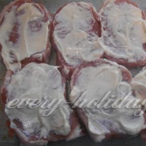 Schweinefleisch mit Pilzen und Karbonatkäse mit Champignons im Ofen gebacken